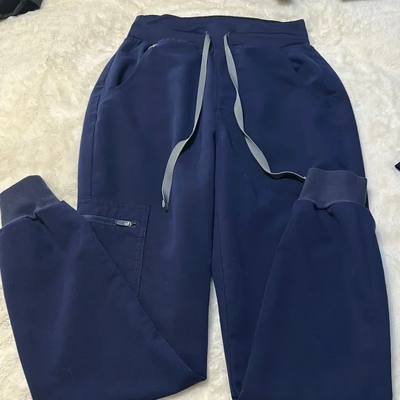 Women’s Navy FIGS Scrubs - Picture 3 of 4